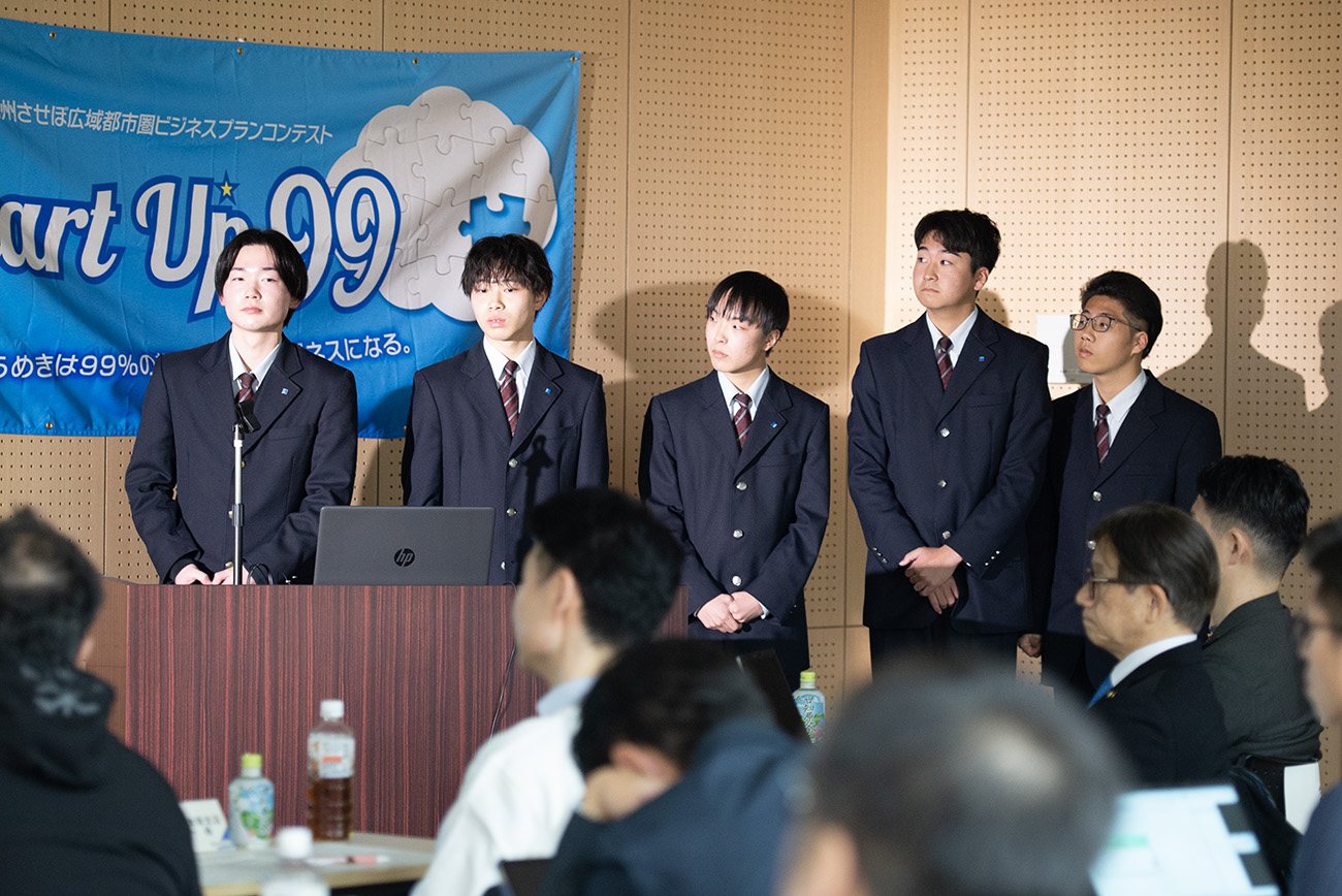 自動航行船×データプラットフォームによる 海洋ごみ回収ビジネス佐世保高専Bチーム 佐世保工業高等専門学校