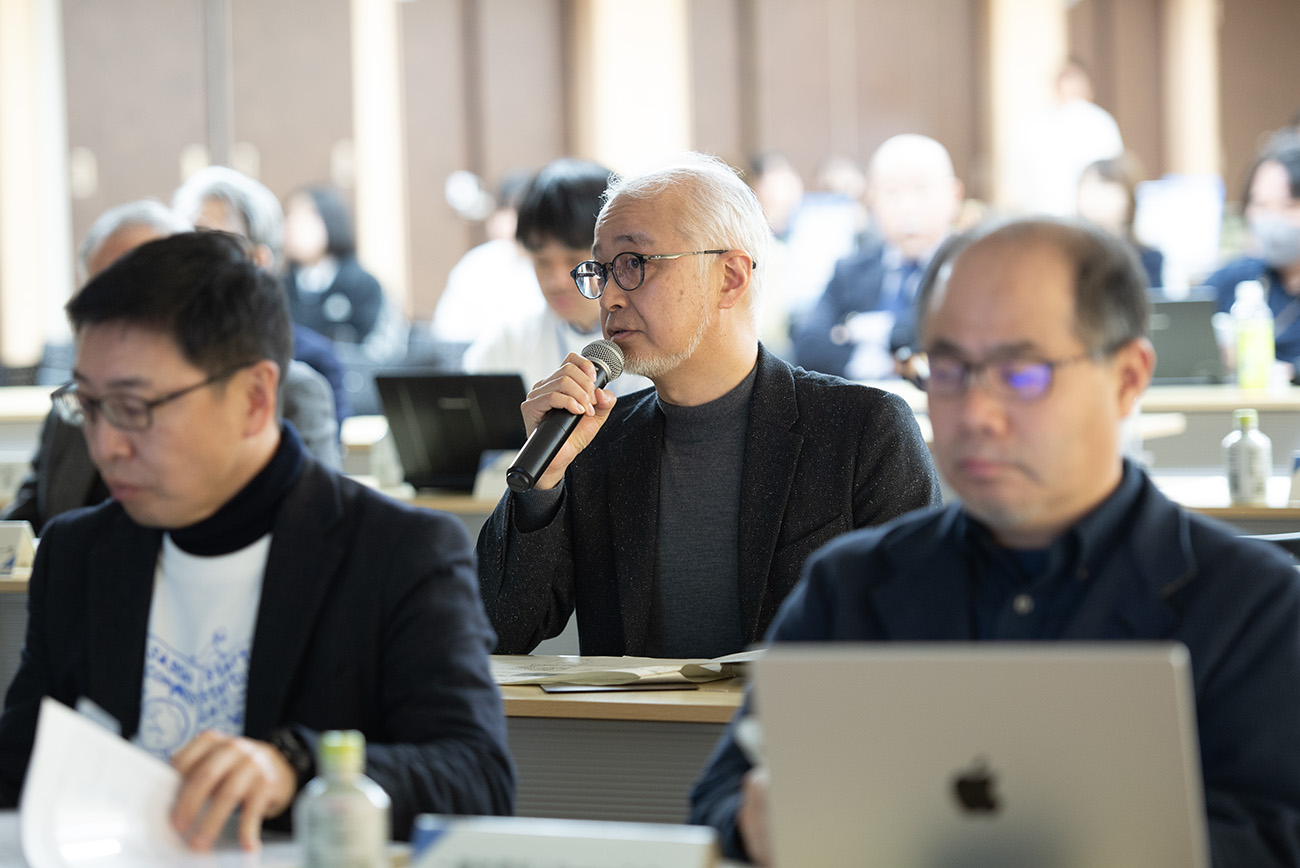 プレゼンターへ質問する審査員